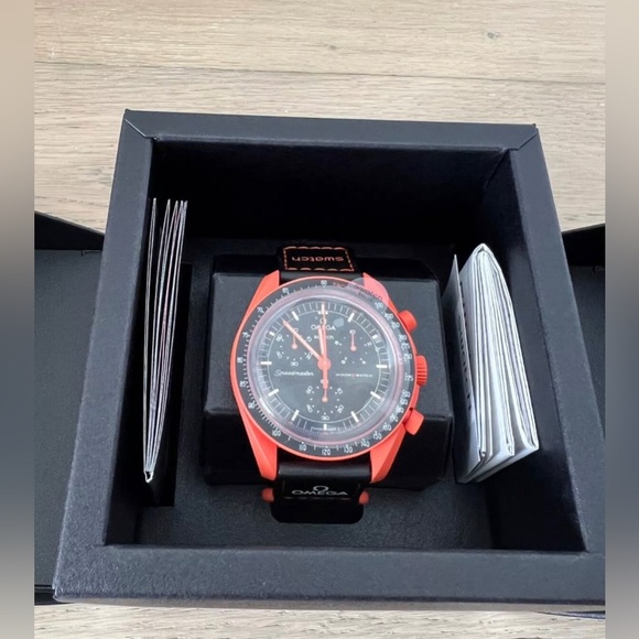 Swatch X Omega Moonswatch Mission On Earth Lava SO33O100 - BRAND NEW - Picture 7 of 7